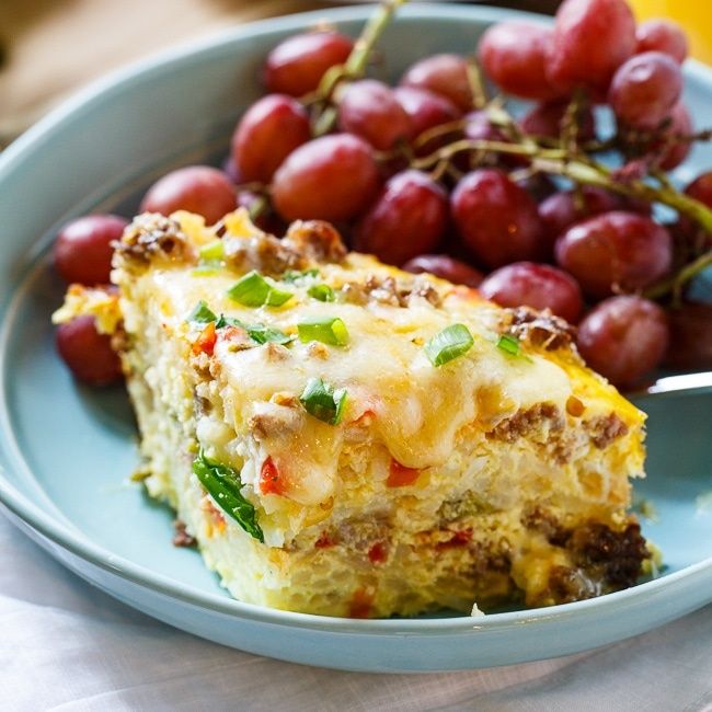 Würziger Crock-Pot-Brunch-Auflauf mit Würstchen und Hashbrowns.