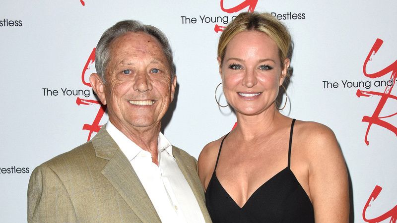 Sharon Case und ihr Vater grinsen für die Kamera bei einem Event für die Show.