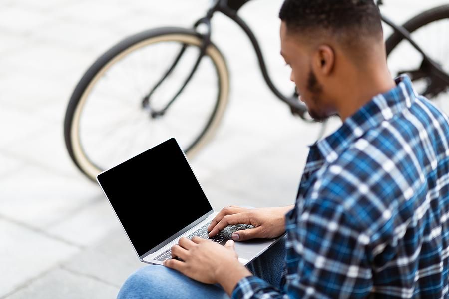 Mann meldet sich nach einer Jobmesse bei Arbeitgebern