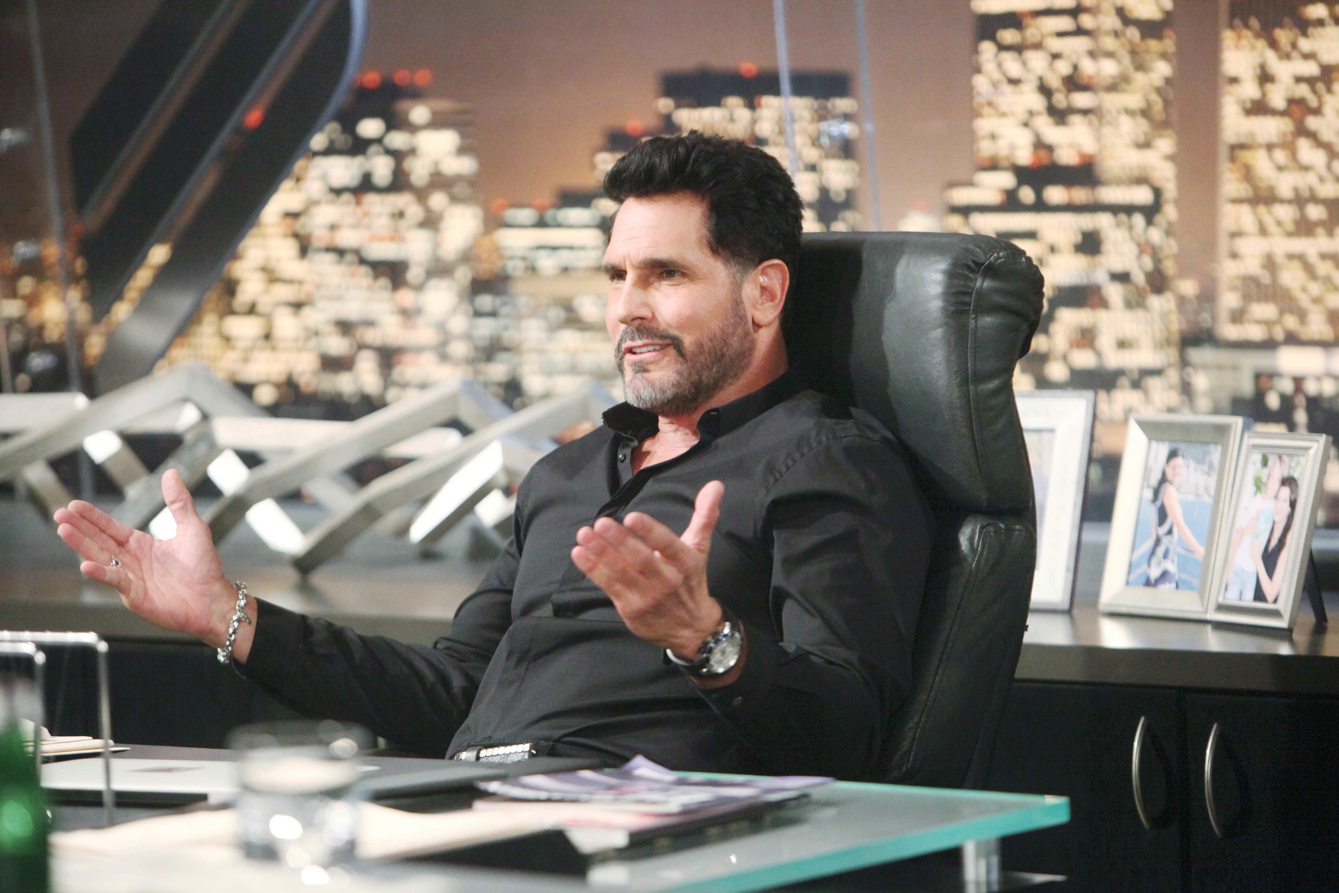 Don Diamont siedzi przy biurku na planie serialu The Bold and the Beautiful.