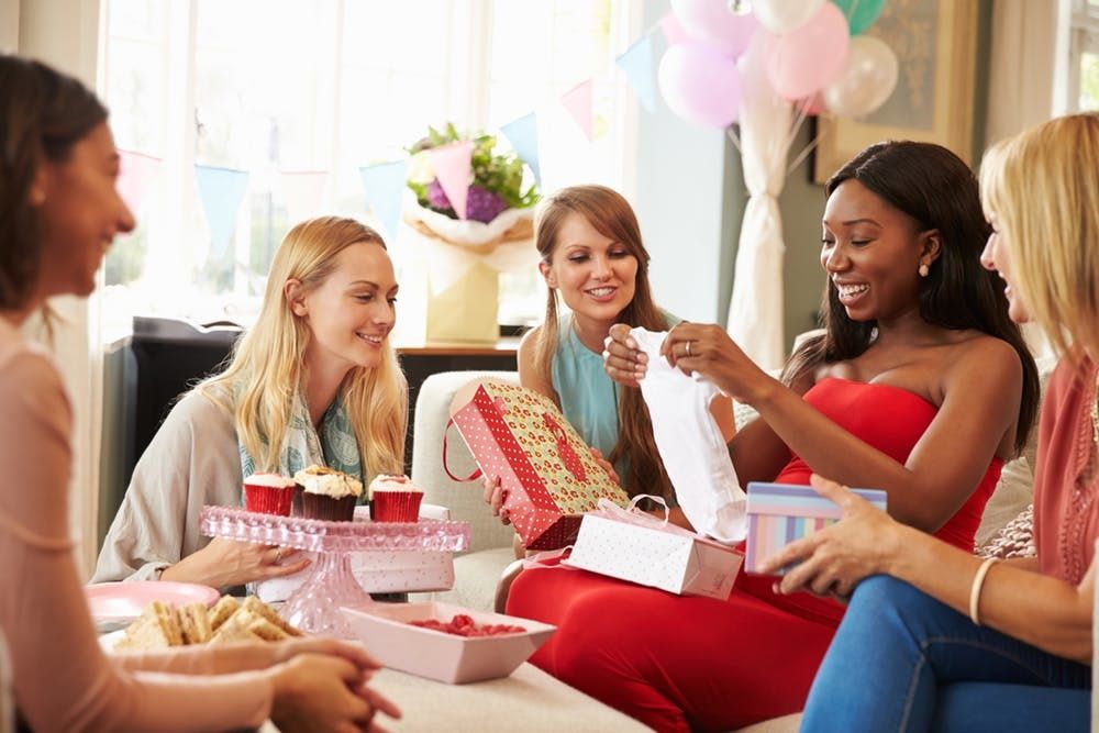 Vrouwen op een babyborrel