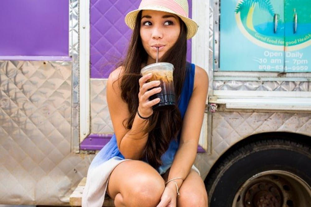  Femme buvant du café glacé 