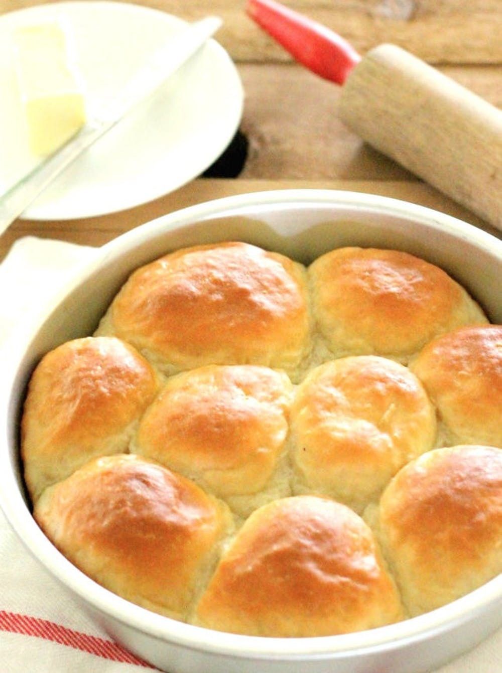 Homemade-Dinner-Rolls-Recipe-on-lilluna.com -