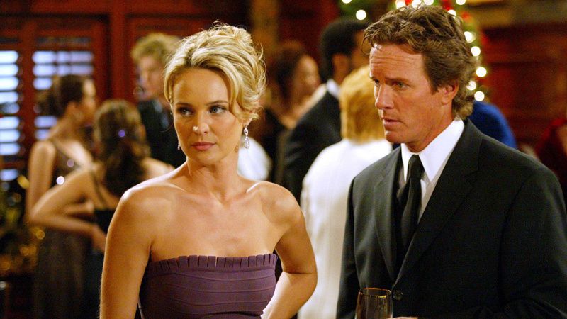 Sharon Case mit Linden Ashby bei einer offiziellen Party auf dem Bildschirm.