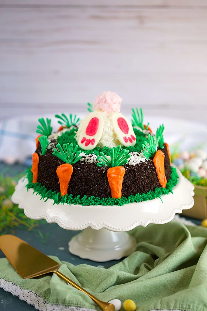 Gâteau à la crème glacée Oréo décoré de carottes au chocolat et d'un cul de lapin en glace à la vanille sur une assiette à gâteau de TheSuburbanSoapbox.com