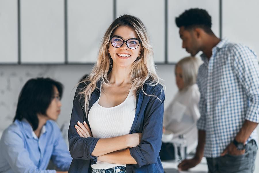 Donna vestita bene per una fiera del lavoro