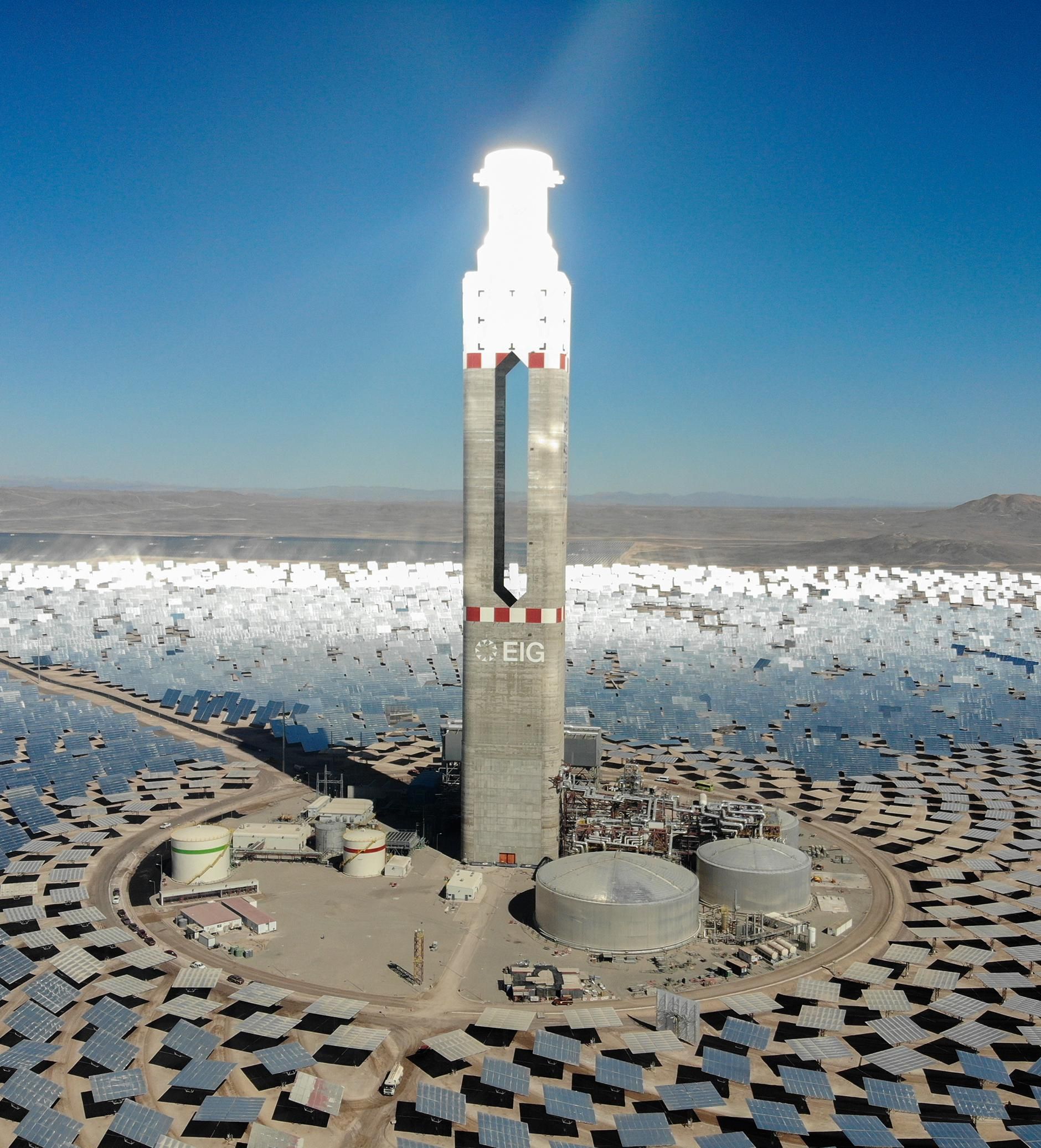 Image of the Cerro Dominador thermal power tower.