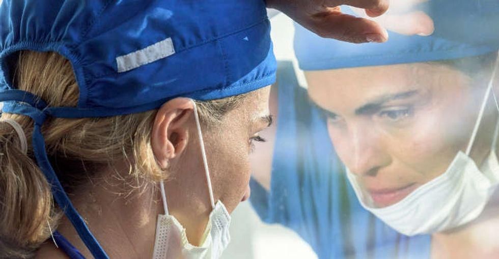 Surgeon explains why doctors wear all blue scrubs - Upworthy
