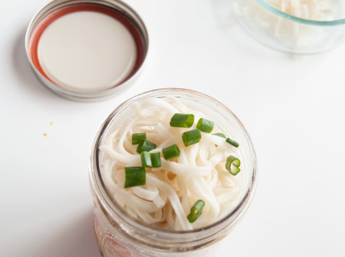 This Mason Jar Chicken Ramen Recipe Is a Serious Upgrade From Dorm-Room  Noodles - Brit + Co