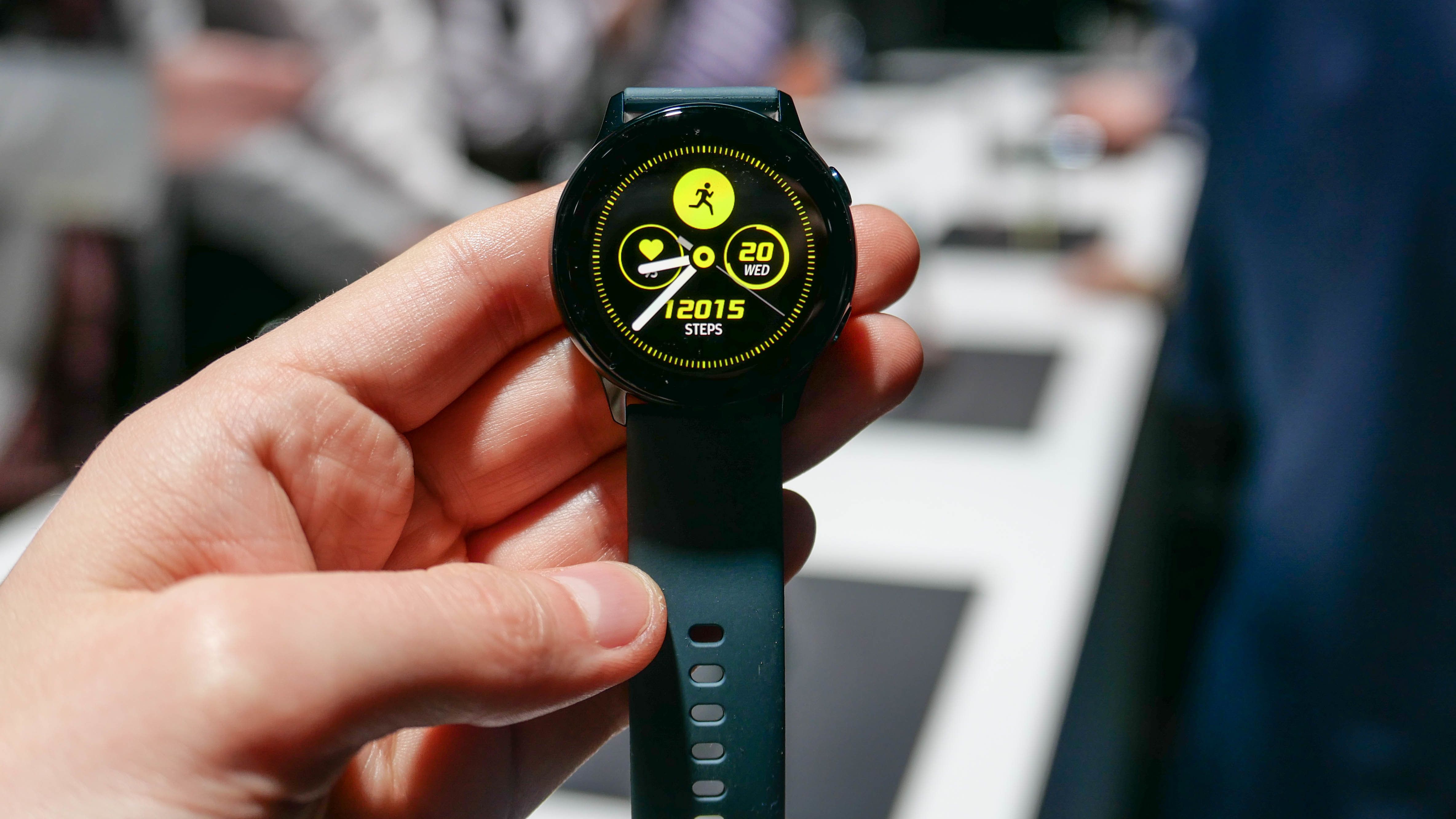 Samsung galaxy active watch vs sales apple watch