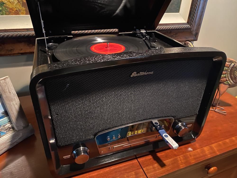 Electrohome Kingston 7-in-1 Vinyl Record Player Review - Gearbrain