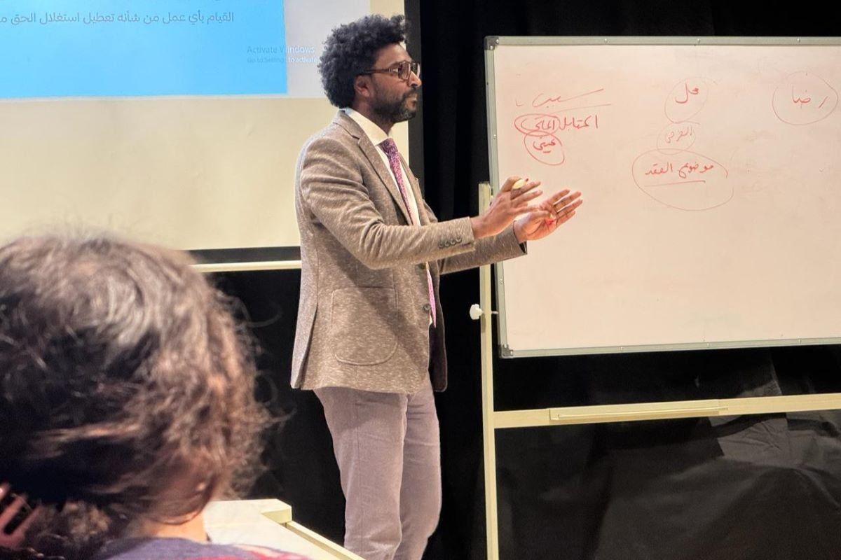 A photo of Mahmoud Othman giving a lecture at the American University in Cairo.