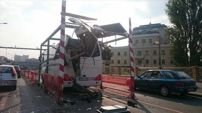 Autobusi futet ne gardhin ne Shkup