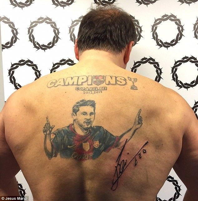 3097C13000000578 3417274 The fan then had Messi s signature permanently added to his back a 99 1453812623023
