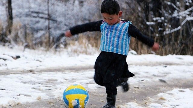 kjo euml sht euml euml ndrra dhe historia prek euml se e djaloshit me fanell euml t euml najlonit foto video hd