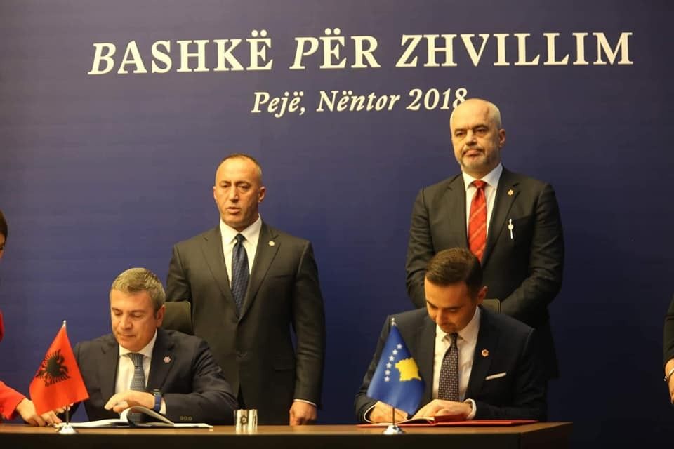 2018/11/Ministri-Lluka-gjate-nenshkrimit-te-marreveshjes.jpg