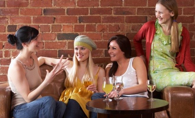 4 women gossip