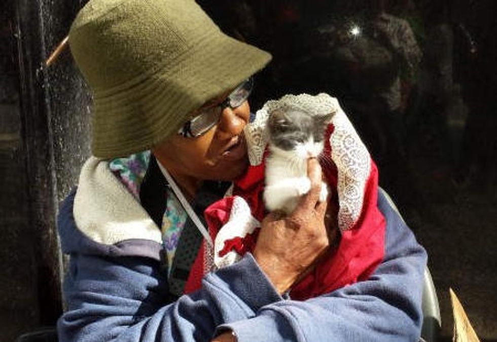Kitten Gives Hope to Homeless Woman