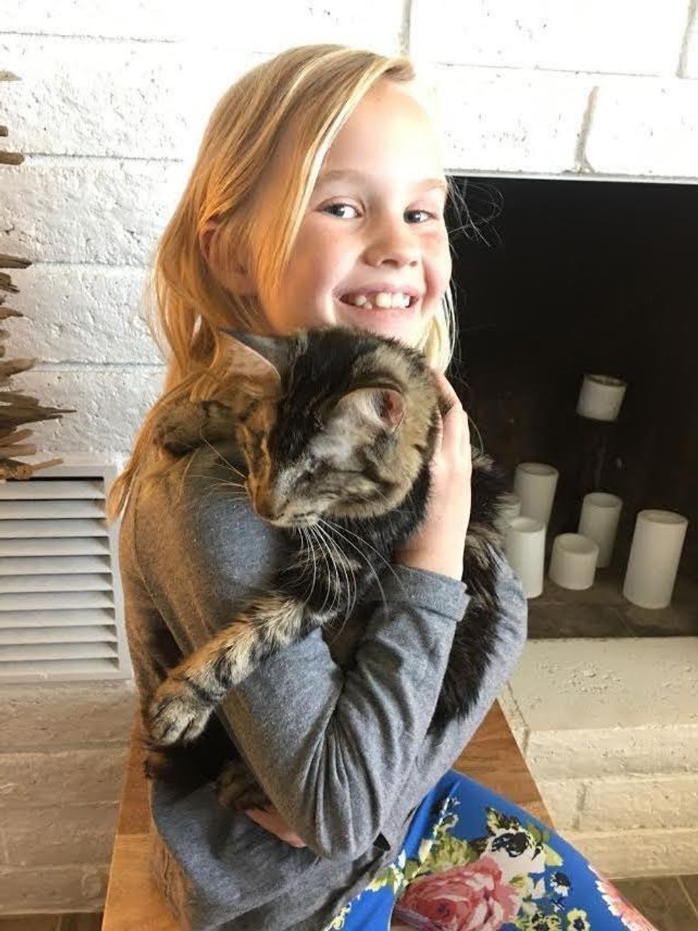 8-year-old-girl-draws-pictures-of-her-life-with-blind-cat-until-her