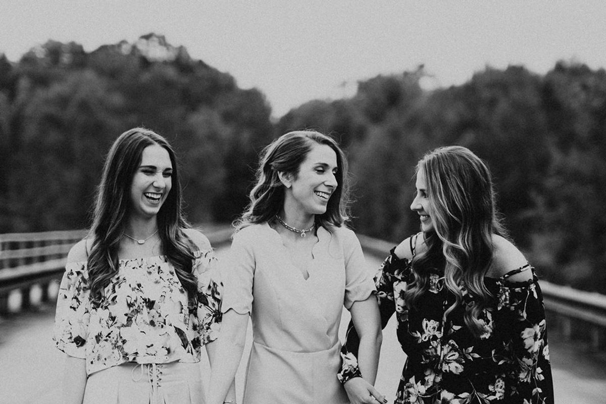 14 Perks of Having Older Sisters