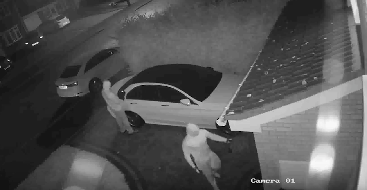 Keyless Mercedes stolen by thieves using 'relay box' hack Gearbrain