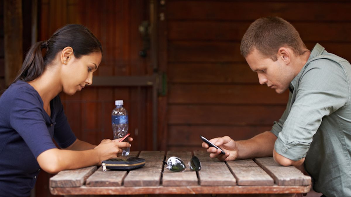 'Sidebarring' Definition: Dating Trend of Being Distracted by Your Phone