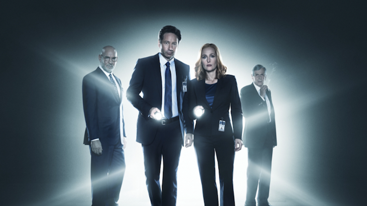 'X-Files' Gillian Anderson & David Duchovny Announce Retirement With Selfie