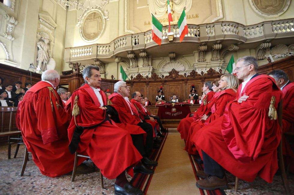Toghe trasparenti? Una barzelletta: i veri giochi si fanno sottobanco