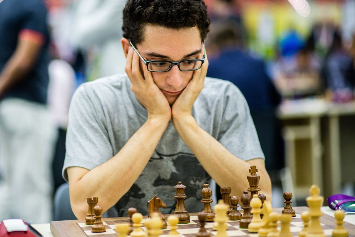 Caruana studia il matto al re degli scacchi