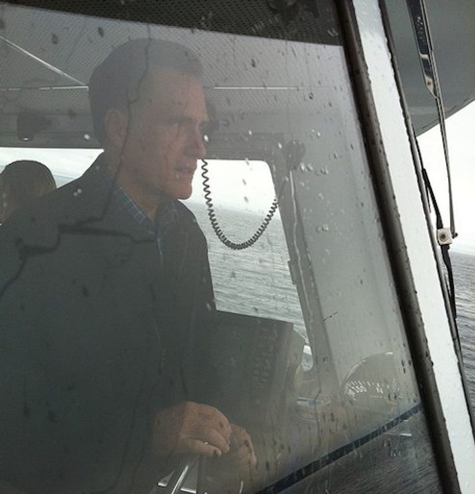 Mitt Romney Tries To 'Keep Cool' As Chris Christie Looks For Food