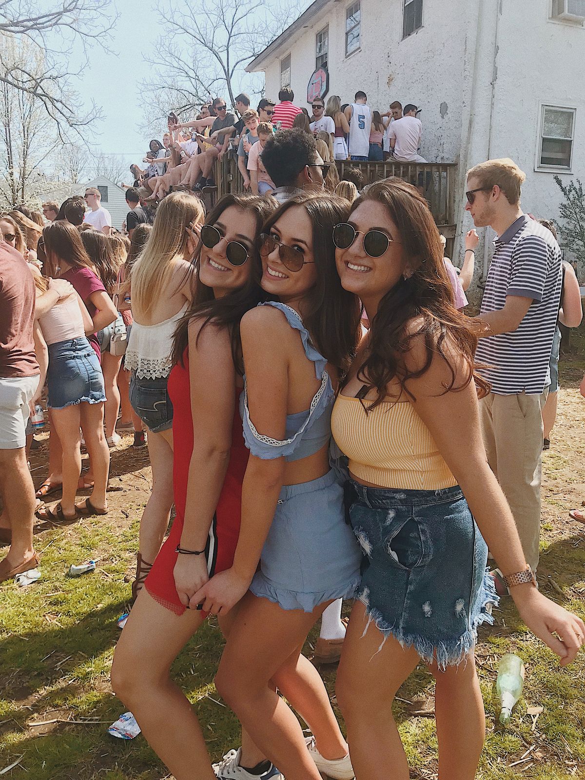 5 Reasons You Should Live With Your Best Friends