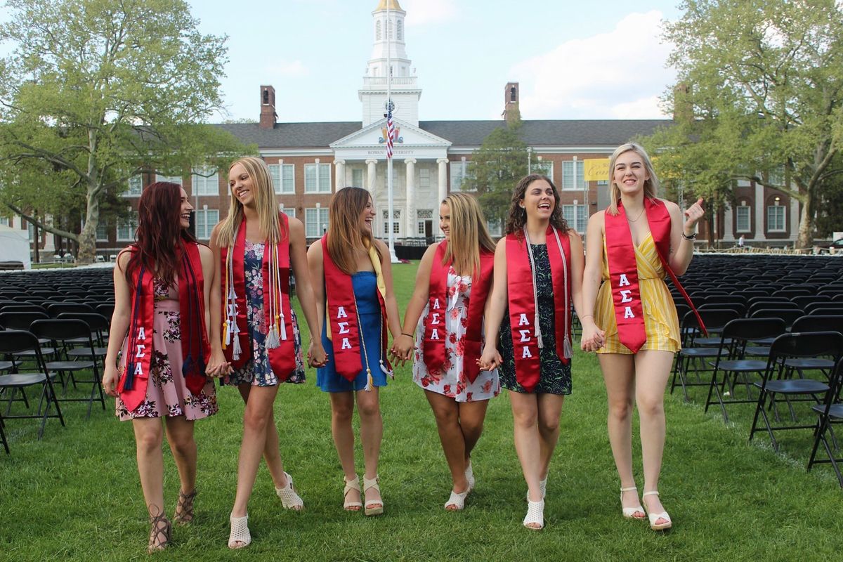 10 Reasons To Be Single When You Graduate College