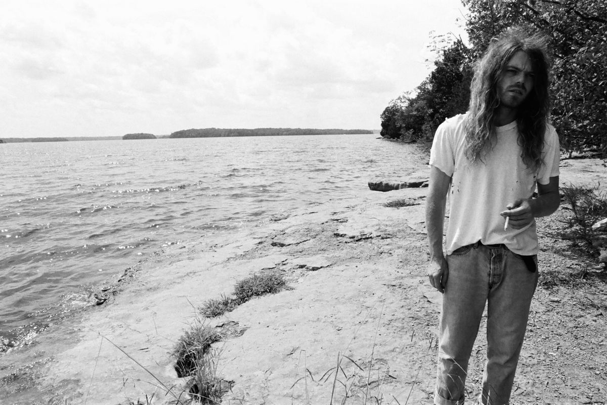 INTERVIEW | Welles Offers Explosive Vulnerability On Debut Album, 'Red Trees and White Trashes'