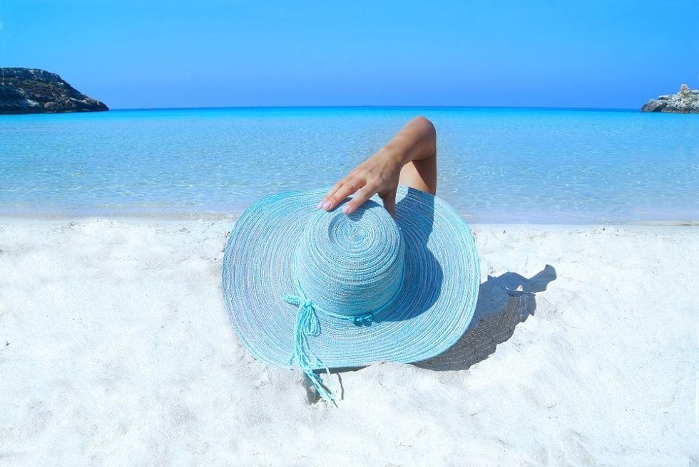 https://pixabay.com/en/fashion-model-beach-hat-sand-sea-985556/