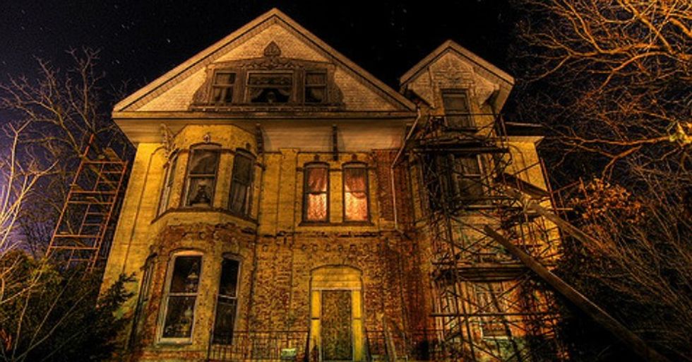 Haunted House Actors Share The Most Hilarious Thing They Witnessed While Scaring People.