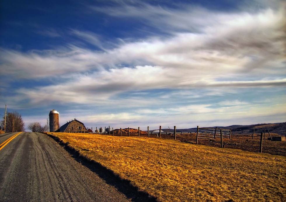 https://upload.wikimedia.org/wikipedia/commons/f/fe/Clifford_Township_Country_Lane.jpg