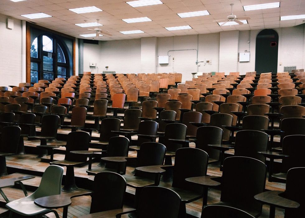 https://www.pexels.com/photo/auditorium-chairs-classroom-college-356065/