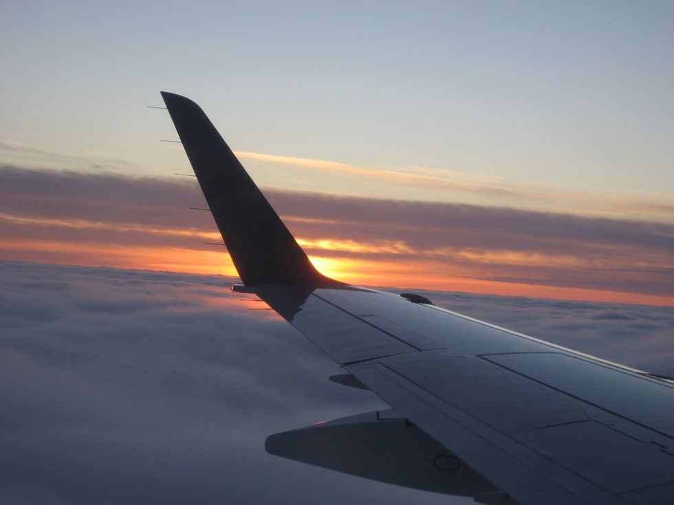 https://upload.wikimedia.org/wikipedia/commons/2/2e/Plane_wing_at_sunset.jpg