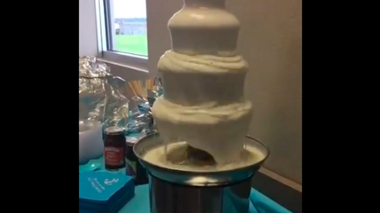 Epic white gravy fountain makes an appearance at Arkansas wedding