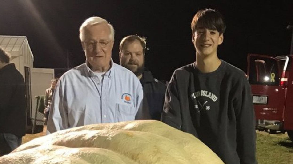 New Hampshire Man Grows Largest Pumpkin In U.S. Historyâ€”And It's A Beast ðŸ˜®