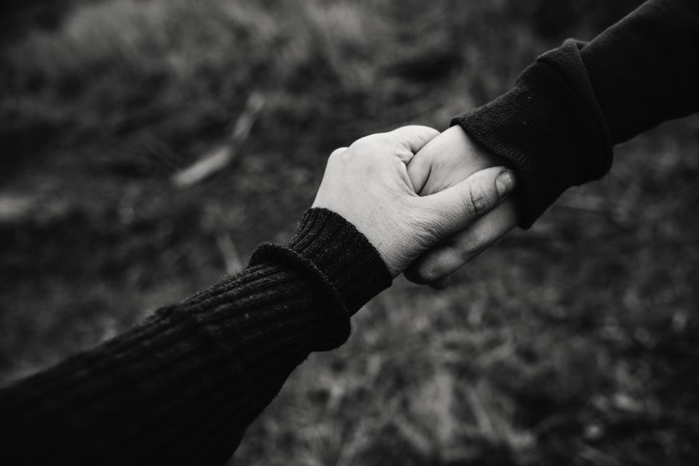 https://www.pexels.com/photo/black-and-white-photo-of-holding-hands-735978/