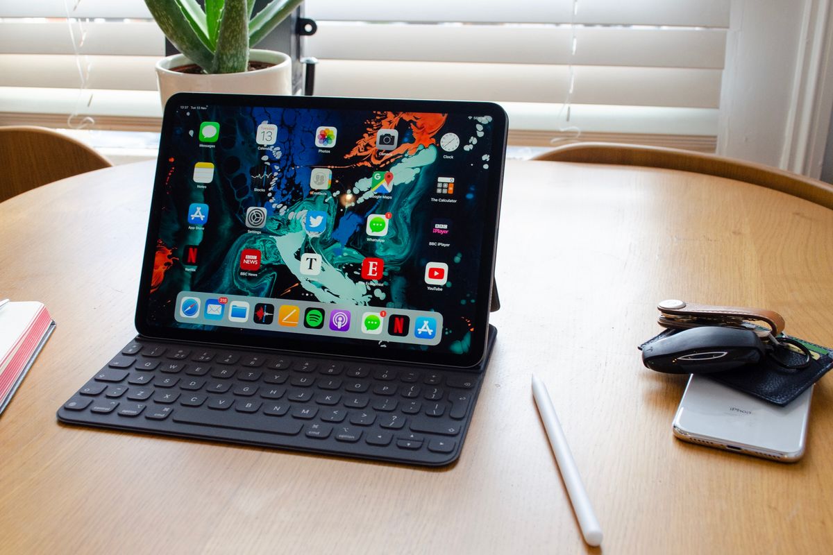 Does the Apple Pencil and Smart Keyboard turn the iPad Pro into a laptop?