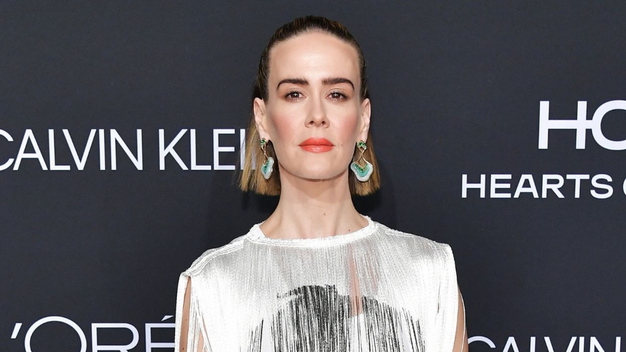 Someone Noticed Sarah Paulsonâ€™s Red Carpet Habit When Posing For Picturesâ€”And It's Now An Incredibly Versatile Meme ðŸ˜‚