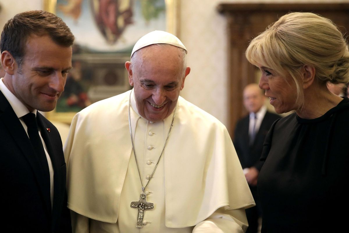 Macron in crisi di nervi con l’Italia fa visita al Papa