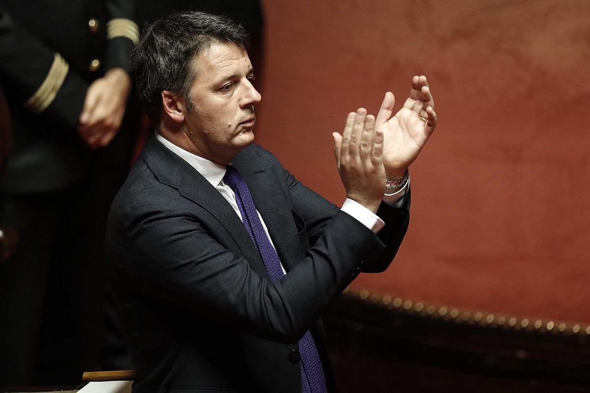 Renzi si degna di passare in Senato. Ma intanto Farinetti lo scarica