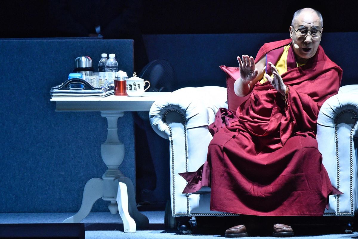 La lezione del Dalai Lama ai giovani: «Serve meno religione ma più Ue»