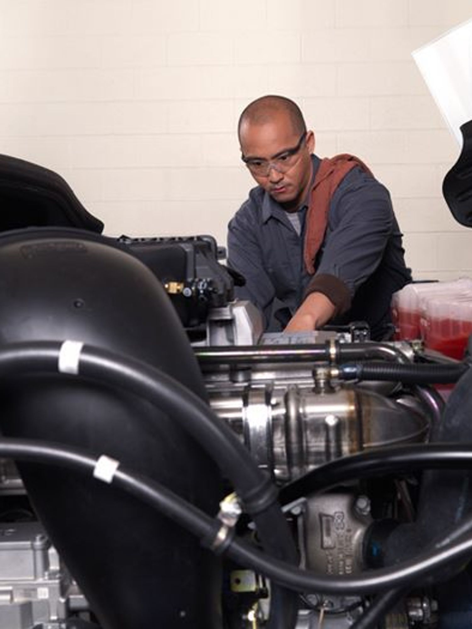 Find a Rewarding Diesel Technician Career at Penske - Penske