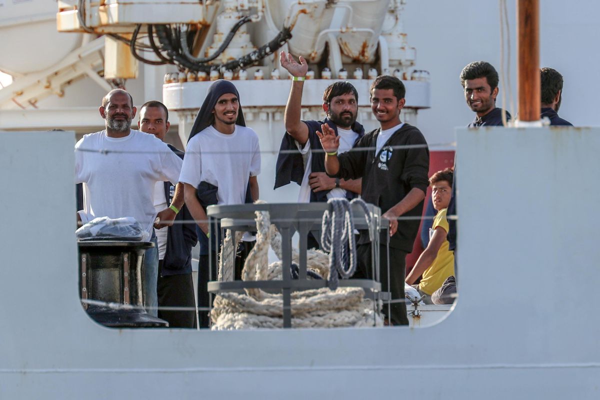 La telefonata di Mattarella a Conte per autorizzare la sbarco di 67 migranti
