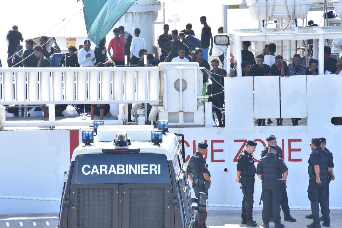 Spintoni e minacce ai marinai italiani. Il grazie dei migranti a chi li ha salvati