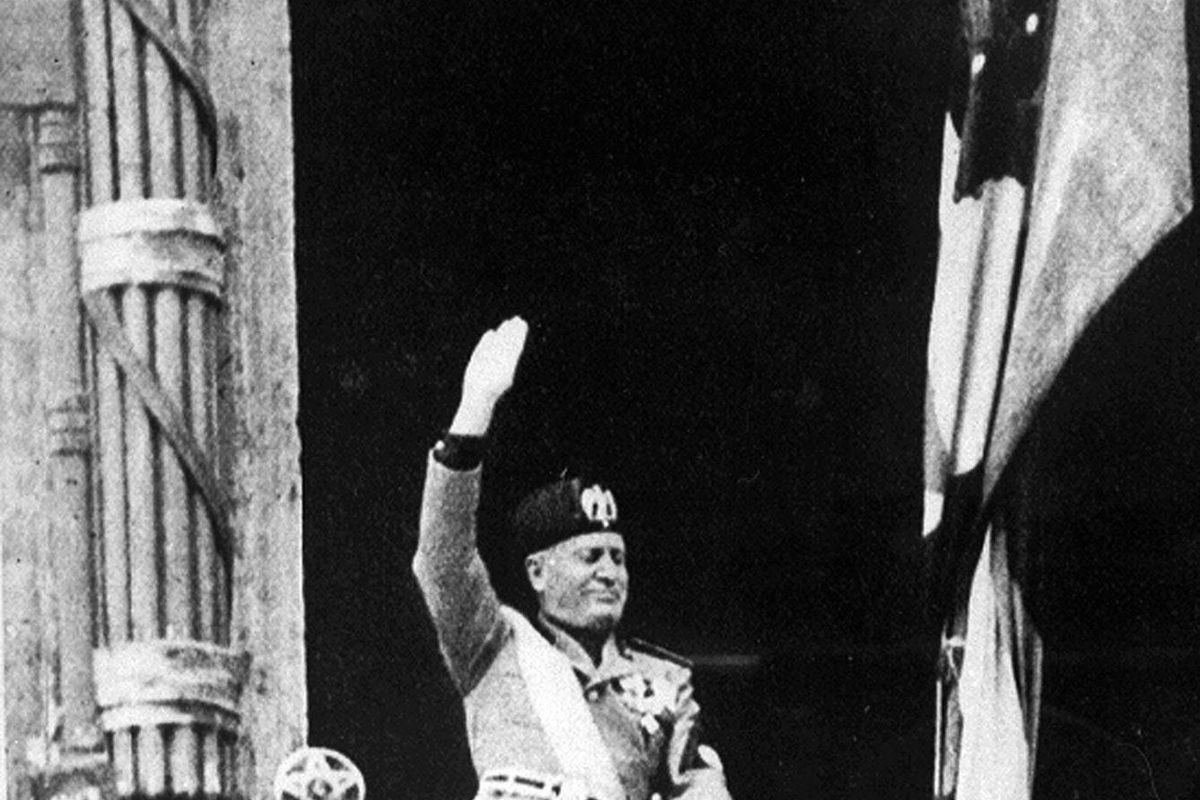 Adesso rimproverano a Mussolini di essere stato poco totalitario